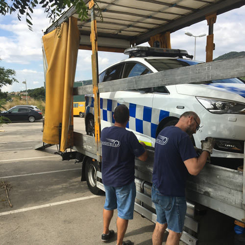 Ofrecemos a nuestros clientes la posibilidad de servicios de transporte para ferias y exposiciones. Descargando por medios propios la mercancía en su stand en la feria, evitando gastos suplementarias por los transportistas y manipuladores oficiales de feria.