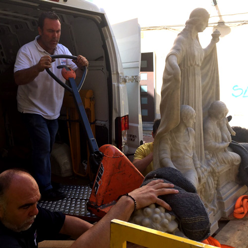 We offer our clients the possibility of transport services for fairs and exhibitions, including unloading of their goods on their stand at the fair, avoiding additional expenses applied by the official fair transporters and handlers.