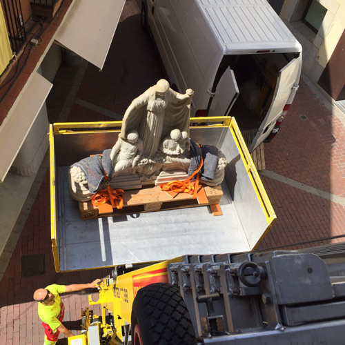 We offer our clients the possibility of transport services for fairs and exhibitions, including unloading of their goods on their stand at the fair, avoiding additional expenses applied by the official fair transporters and handlers.