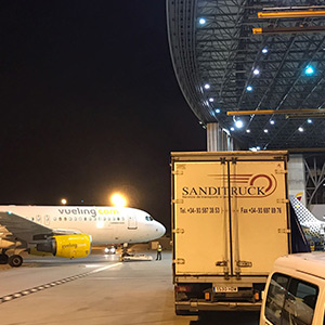 Servicio de mensajería a bordo de avión, como pasajero (OBC). Para el transporte mundial de paquetes y documentos, de alto valor y extremadamente urgentes.<br>Nuestro personal transporta su envío puerta a puerta a cualquier destino del mundo, utilizando la salida de vuelo más idónea.