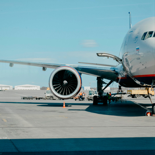 Servicio de mensajería a bordo de avión, como pasajero (OBC). Para el transporte mundial de paquetes y documentos, de alto valor y extremadamente urgentes.<br>Nuestro personal transporta su envío puerta a puerta a cualquier destino del mundo, utilizando la salida de vuelo más idónea.