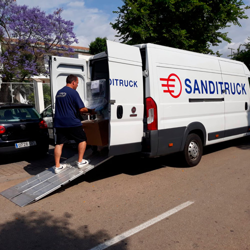 Comprehensive service for products with high added value, such as hospital equipment, computer equipment, industrial machinery, prototypes,...<br><br>Our own highly qualified and experienced staff guarantee the delivery of the most delicate, bulky or heavy equipment to the requested delivery point even in the most difficult circumstances.