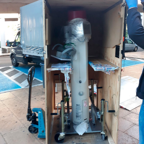 Comprehensive service for products with high added value, such as hospital equipment, computer equipment, industrial machinery, prototypes,...<br><br>Our own highly qualified and experienced staff guarantee the delivery of the most delicate, bulky or heavy equipment to the requested delivery point even in the most difficult circumstances.